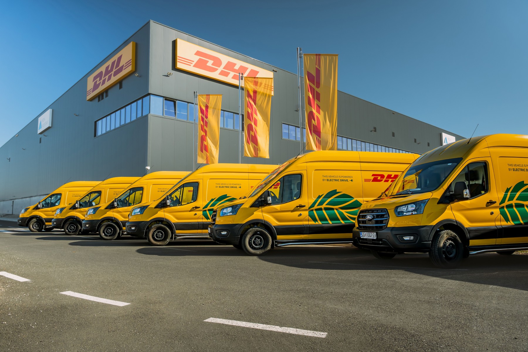 1 Transporter, 27 Länder: Ford Pro unterstützt DHL Express europaweit mit smartem E-Transit-Umbau