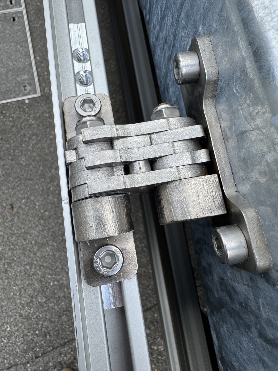 Innovatives Doppelgelenkscharnier: Skorpion